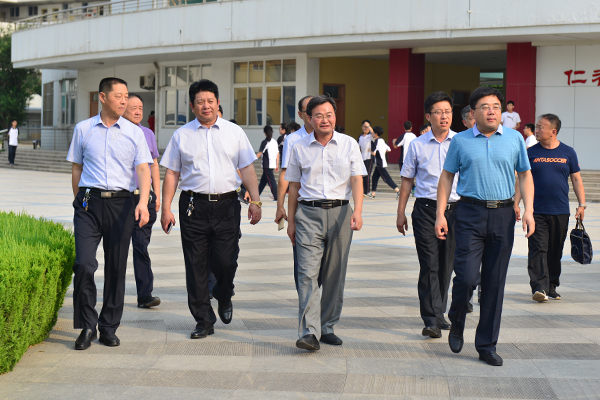 县人民政府副县长曹建国,县教育局长任瑞成,我校副校长刘欣,王建磊