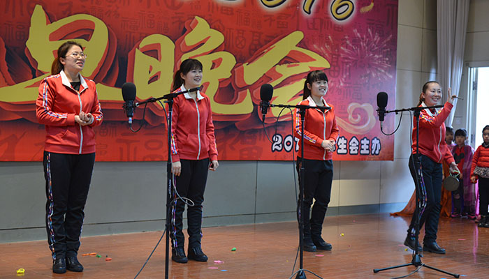 三句半《说说我们的幼儿园》 ? 武术操《功夫宝贝》 ? 舞蹈表演《恭喜