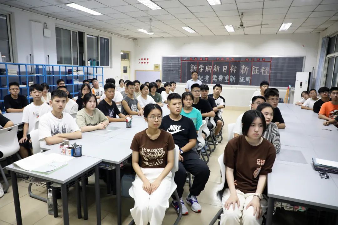 强国复兴有我——昌乐二中组织师生观看《开学第一课》